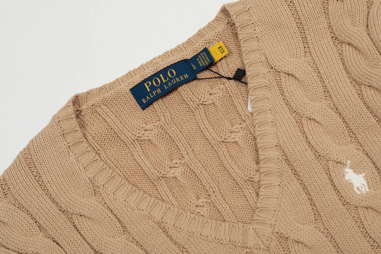P210 Top quality" Style number: DS019# [Ralph Lauren V-neck solid color pony embroidered logo hemp flower knitted sweater] ✅Ralph Lauren Ralph Lauren goddess slim basic classic V-neck hemp flower pullover sweater ✅Main supplier platform live broadcast Wholesale entity Replacement when out of stock Not removed from the shelves ✅ZP quality 1:1 version Scan the code to enter the GF website Counter quality ✅Detailed quality The only one in Guangzhou Imported quality cotton yarn Mainly high-end Value for money, good quality, needless to say, ✅Simple upper body, easy to match, ootd must-have, good-looking clothes are never picky, a must-have in the goddess’ wardrobe, recommended Size: S-L Color: black, off-white, gray, navy blue, khaki, pink, light blue, rose red, brown, Chinese red